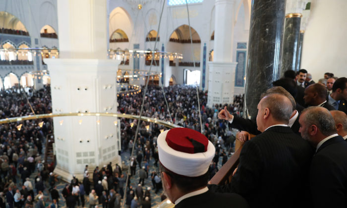 Cumhurbaşkanı Erdoğan: Öpüşme, Tokalaşma ve Sarılmaları Erteleyelim