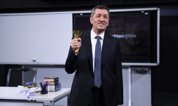 Bakan Selçuk İlk Ders İçin TRT Stüdyolarındaydı.