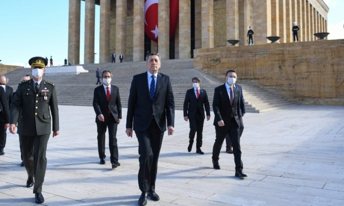 BAKAN SELÇUK, TÜM ÇOCUKLARI TEMSİLEN ATATÜRK’ÜN HUZURUNDA
