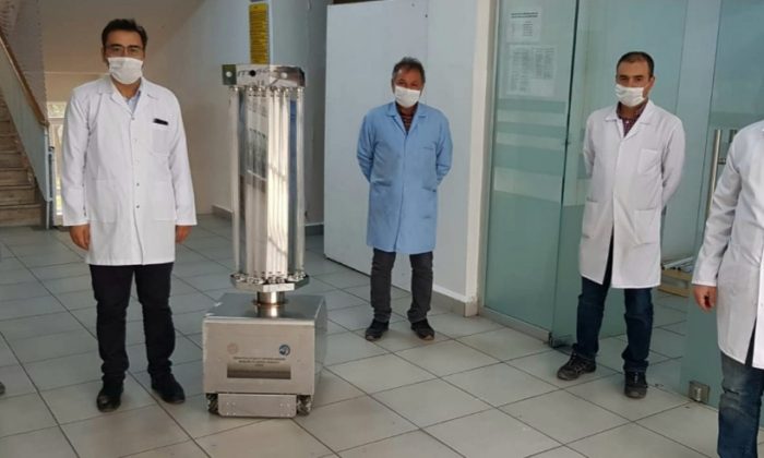 MESLEK LİSESİNDE ULTRAVİYOLE IŞINLARIYLA DEZENFEKSİYON YAPAN ROBOT GELİŞTİRİLDİ