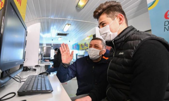 Ziya Öğretmen, EBA Mobil Destek Aracında Canlı Derste