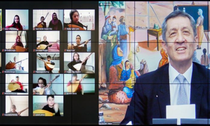 Bakan SELÇUK Karabüklü Öğrencilerle Türkü Söyledi