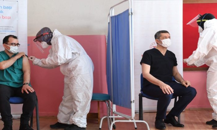 Bakan SELÇUK Çorum’da Öğretmenlerle Kovid19 Aşısı Oldu