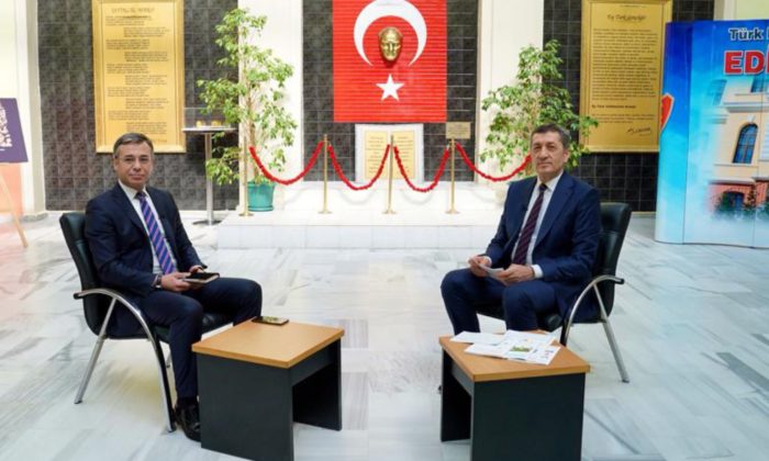 Bakan SELÇUK, Canlı Yayında Eğitim Gündemine İlişkin Soruları Yanıtladı