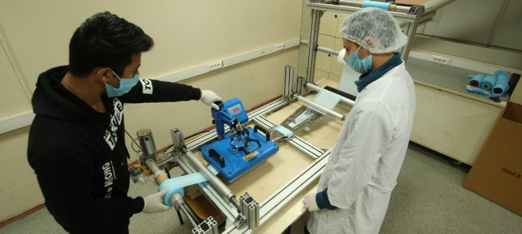 MESLEK LİSELERİ MASKE DE ÜRETİYOR MAKİNESİNİ DE