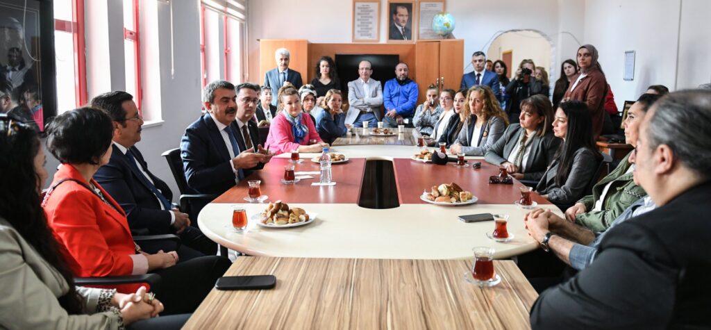 BAKAN TEKİN’LE “ÖĞRETMENLER ODASI BULUŞMALARI” BAŞLIYOR