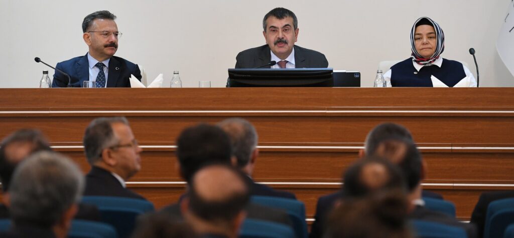 BAKAN TEKİN, ESKİŞEHİR İL EĞİTİM DEĞERLENDİRME TOPLANTISI’NA KATILDI