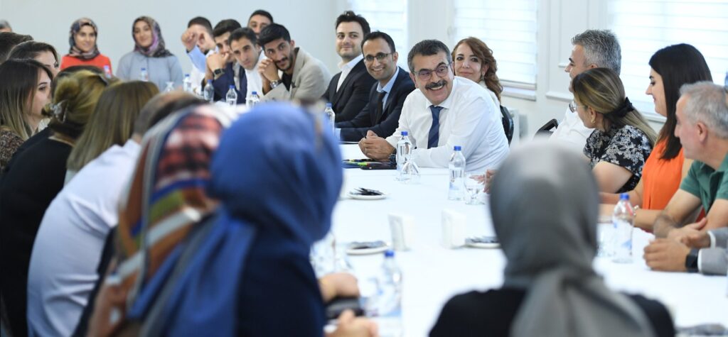 BAKAN TEKİN, VAN’DA ÖĞRETMENLERLE BİR ARAYA GELDİ
