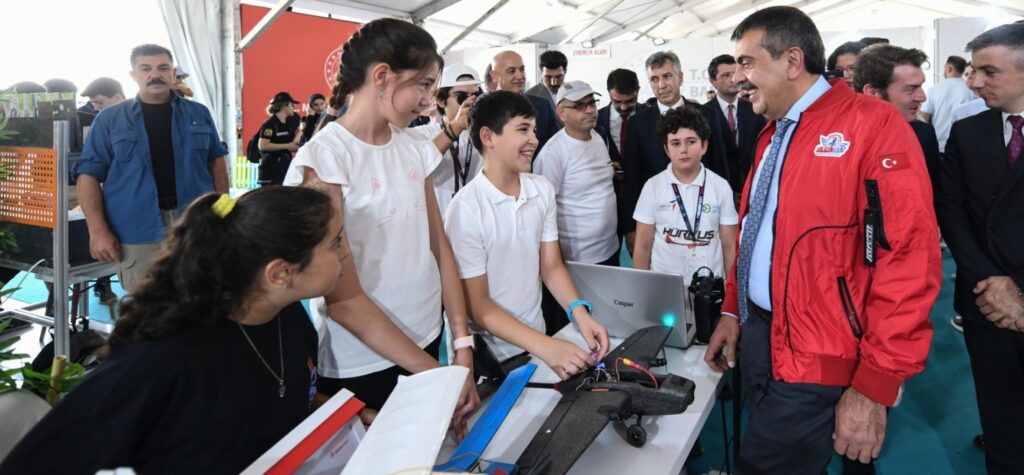 BAKAN TEKİN TEKNOFEST’İ ZİYARET ETTİ