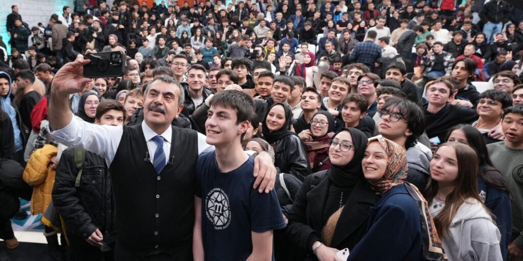 Bakan Tekin, “Gençlerle Baş Başa” Programının Konuğu Oldu