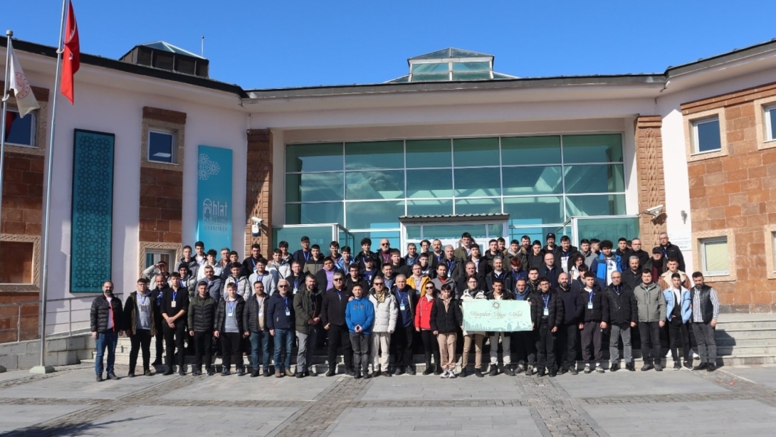 "MAZİDEN ATİYE AHLAT" PROJESİ, CUMHURBAŞKANLIĞI AHLAT KÜLLİYESİNDE ULUSLARARASI ROBOT YARIŞMASINDA DERECEYE GİREN ÖĞRENCİLERİ AĞIRLIYOR