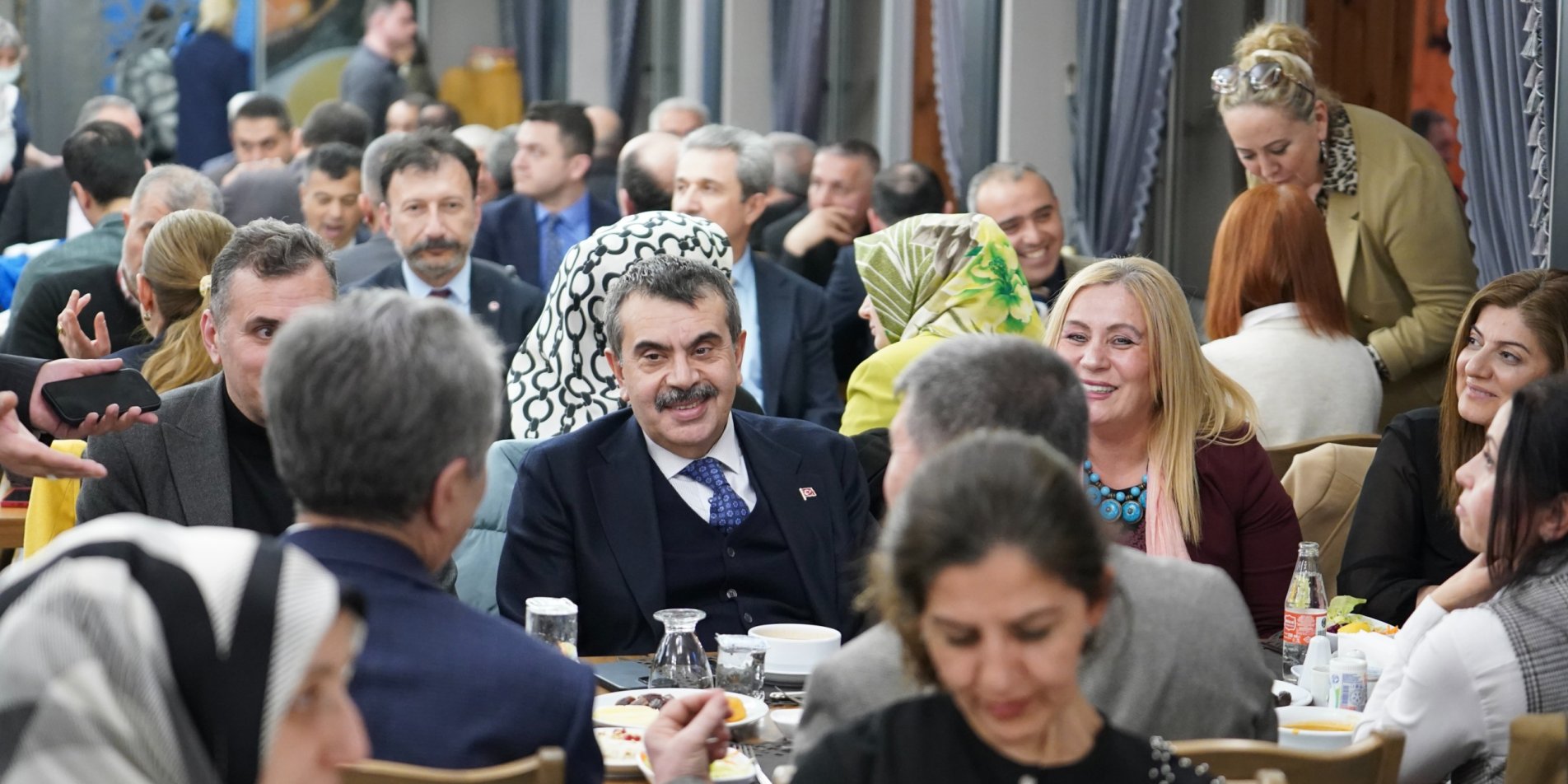 BAKAN TEKİN, OKUL MÜDÜRLERİNİN İFTAR SOFRASINA KONUK OLDU