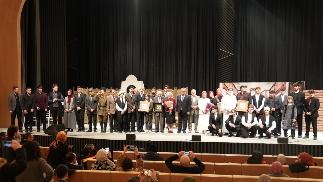 İmam Hatipli Öğrencilerden Sanata Vefa: Hezarfen Necmeddin Okyay Tiyatro ve Sergiyle Anıldı