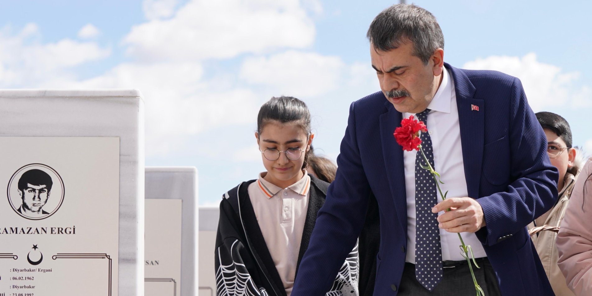 BAKAN TEKİN, ŞEHİT ÖĞRETMENLER ABİDESİ