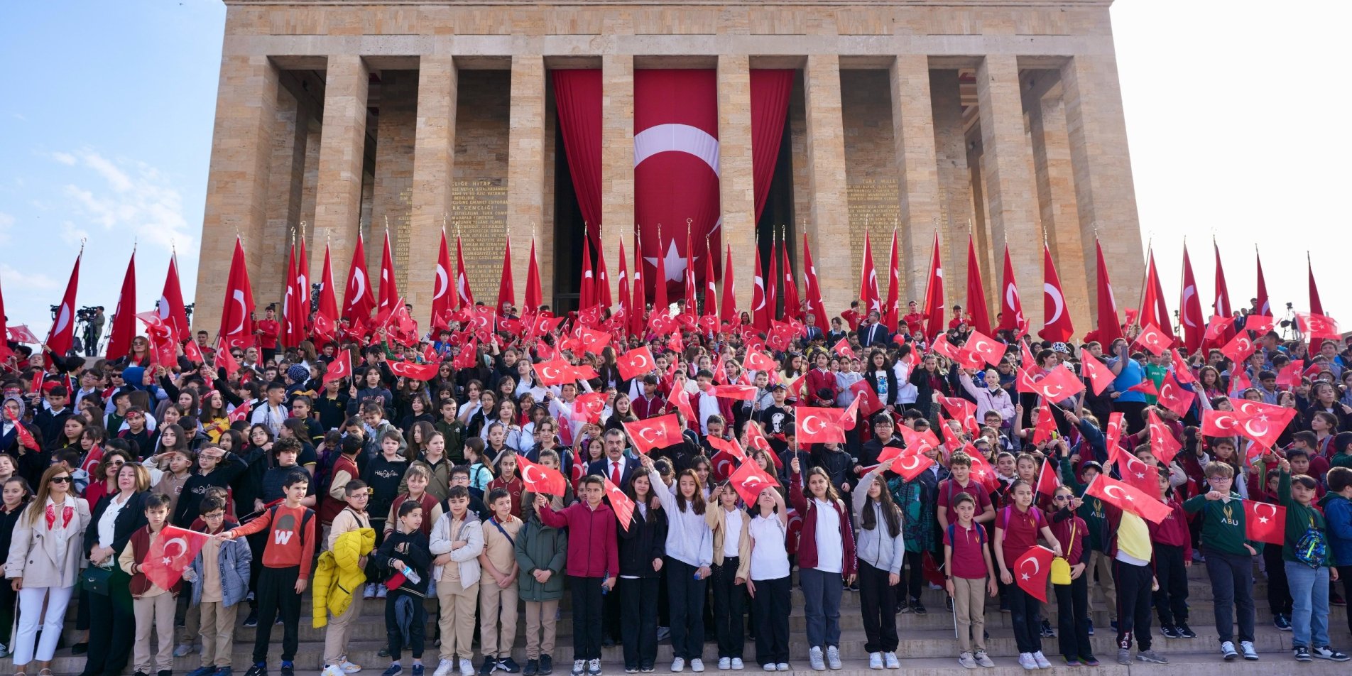 BAKAN TEKİN, ÖĞRENCİLERLE ANITKABİR