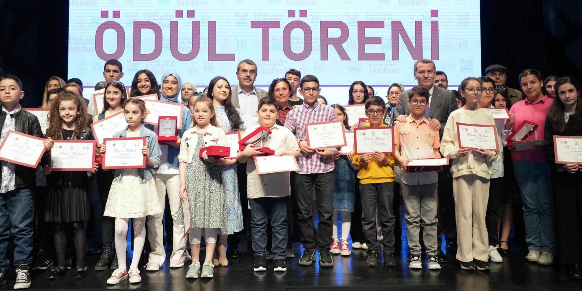 Bakan Tekin, İstanbul’da Kitap Okuma Yarışmasının Ödül Törenine Katıldı
