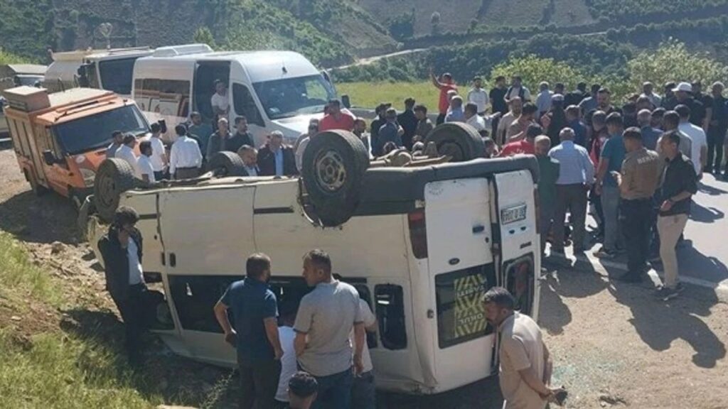 Öğrenci Servisi Takla Attı: 13 Yaralı