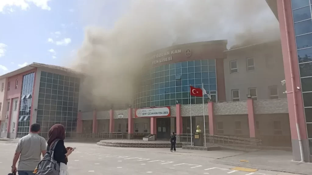 Kocaeli’de Fen Lisesi Yanıyor, Öğrenciler Tahliye Ediliyor