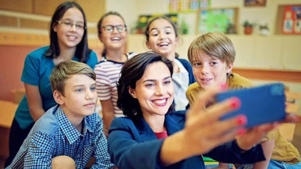 MEB, Öğretmenlerin Sosyal Medya Hesaplarını Mercek Altına Alıyor
