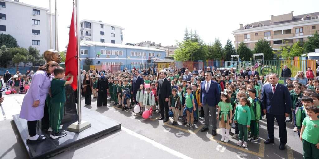 Bakan Tekin Atatürk İlkokulunu Ziyaret Etti, Bayrak Törenine Katıldı