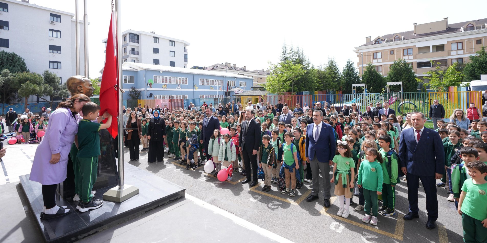 Bakan Tekin Atatürk İlkokulunu Ziyaret Etti, Bayrak Törenine Katıldı