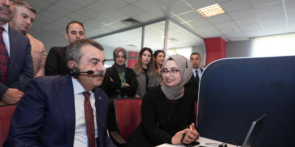 BAKAN TEKİN, MİLLÎ EĞİTİM BAKANLIĞI İLETİŞİM MERKEZİNDE ÇAĞRI YANITLADI
