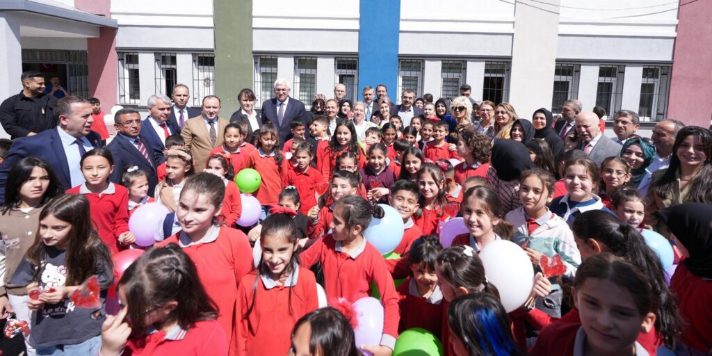 Bakan Tekin Öğrencilerle Okulda Bayramlaştı