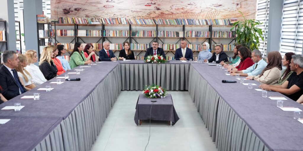 Bakan Tekin, Mesleki Çalışma Programı Dolayısıyla Canlı Yayında Öğretmenlere Hitap Etti