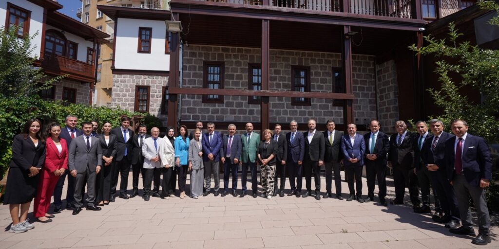 Bakan Tekin, Ankara’da Medya Mensuplarıyla Buluştu